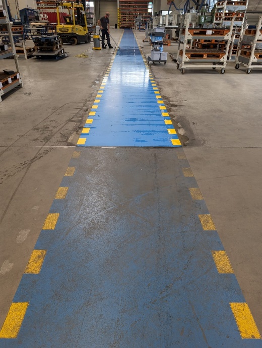Blauwe looproute in een productiehal